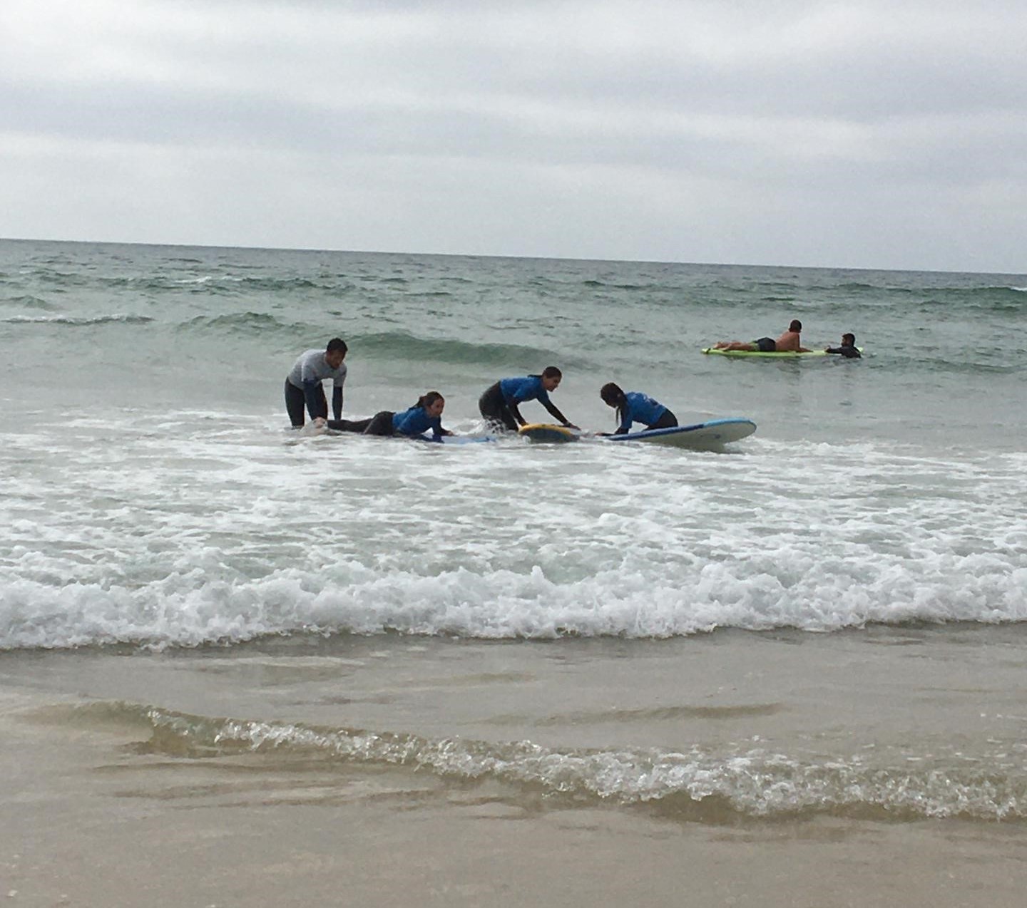 Associados e Utentes, no mar, durante a prática de surf adaptado na praia de São Pedro de Moel