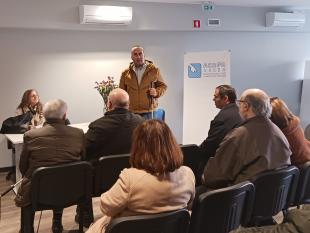 Fotografia da tomada de posse em Aveiro onde se vê Carlos Pereira, Rosa Esteves e algumas das pessoas que assistiram à cerimónia