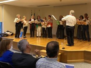 Fotografia onde é possível ver-se parte da plateia e, no palco, o Grupo de Cavaquinhos do Centro Cultural e Regional de Vila Real durante a atuação.