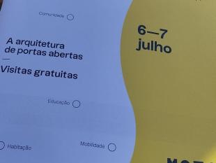 Folheto informativo, em tom amarelo, com texto a preto, alusivo ao Open House Porto 2024