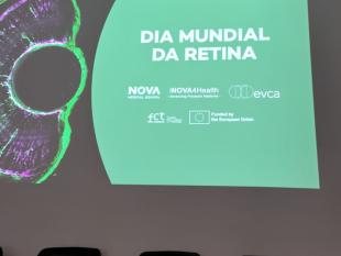 Projeção da tela de ecrã onde é possível ler-se, sobre fundo verde, Dia Mundial da Retina, seguido pelos logotipos das entidades envolvidas. À esquerda, imagem de uma retina.