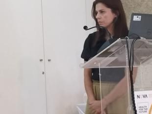 De pé, antes da sua apresentação, Rita Pereira, Coordenadora dos Serviços de Reabilitação e Ação Social da ACAPO