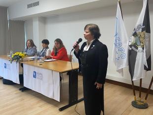 Graça Gerardo durante o seu discurso. Ao fundo, na mesa, vê-se os elementos da MAR, Rosa Esteves, Secretária, e Helena Fonseca, Presidente, e a colaboradora Sandra Pereira. 