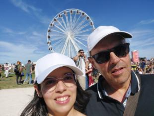 Fotografia do Associado José Fernando Miranda com a pessoa que o acompanhou ao Rock in Rio Lisboa, perto da roda gigante. 