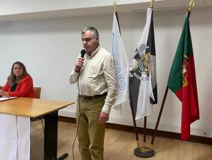 Paulo Coelho durante o seu discurso. Ao fundo, na mesa, vê-se a colaboradora Sandra Pereira. 