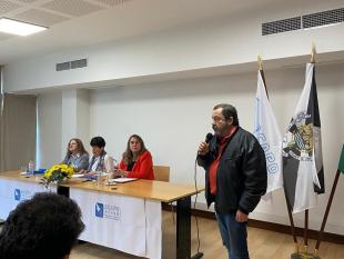 Paulo Santos durante o seu discurso. Ao fundo, na mesa, vê-se os elementos da MAR, Rosa Esteves, Secretária, e Helena Fonseca, Presidente, e a colaboradora Sandra Pereira. 