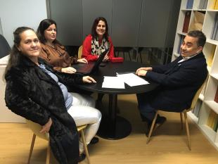 Sentados em redor de uma mesa redonda os elementos da Direção da Delegação de Leiria tomam posse. 