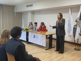 Sónia Esperto durante o discurso. Ao fundo, na mesa, vê-se os elementos da MAR, Rosa Esteves, Secretária, e Helena Fonseca, Presidente, e a colaboradora Sandra Pereira. 